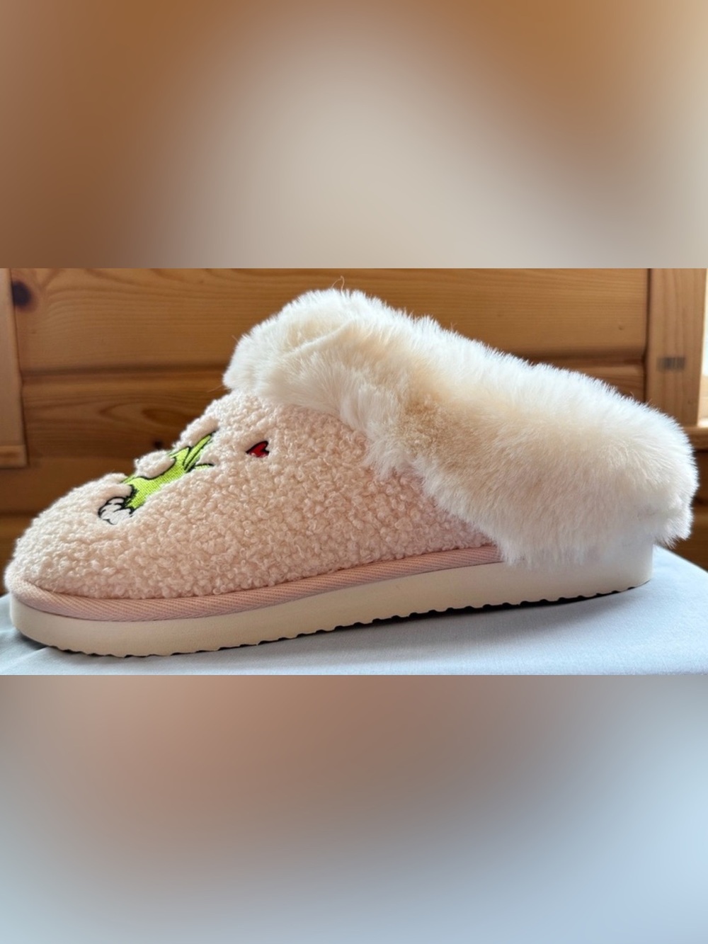 American Eagle Women's Plush Grinch Holiday Slippers in Cream 8 NWOT - Picture 6 of 14